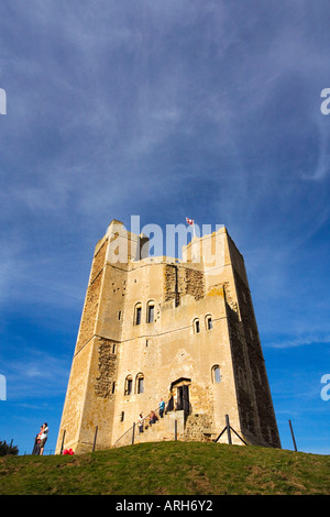 Orford Castle che mostra la torre poligonale o mantenere su estati soleggiate giornata con cielo blu Suffolk East Anglia England Regno Unito Regno Unito Foto Stock