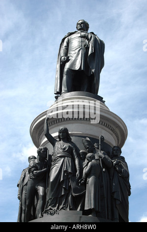 Una vista generale di Daniel O'Connell statua raffigurata in O'Connell Street nel centro di Dublino in Irlanda. Foto Stock