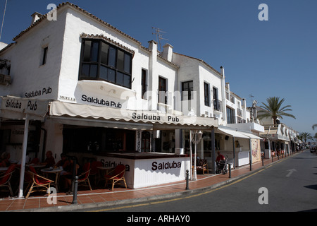 Visualizza in basso muelle street Puerto Banus a Marbella costa del sol Spagna Andalusia Foto Stock