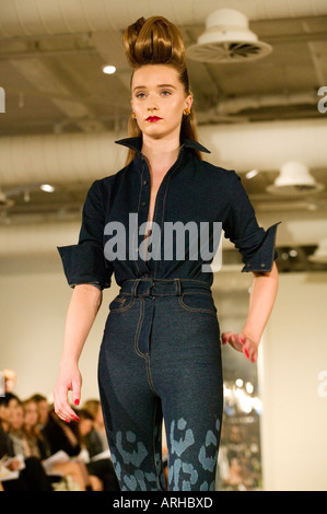 La London Fashion Week Settembre 2006 Danielle Scutt Fashion East che mostra le collezioni di moda per la Primavera Estate 2007 Foto Stock