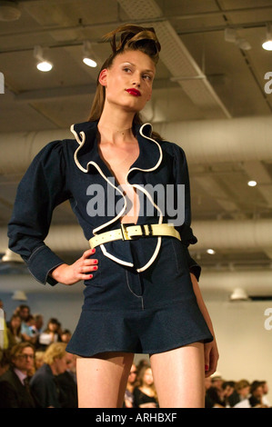 La London Fashion Week Settembre 2006 Danielle Scutt Fashion East che mostra le collezioni di moda per la Primavera Estate 2007 Foto Stock
