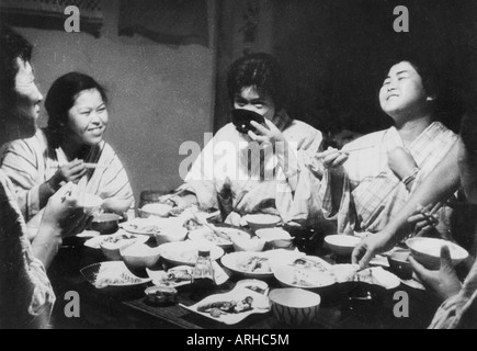 Geografia / viaggio, Giappone, persone, donne, in kimono, mangiare, 1960, Foto Stock