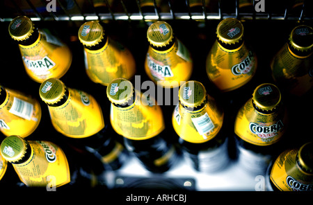 Bottiglie di birra Cobra in frigorifero in un ristorante indiano Londra 2007 Foto Stock