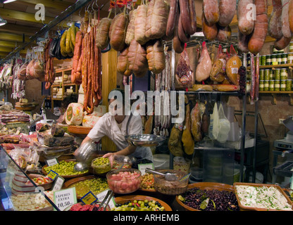 Palma Mallorca Spagna un delicatessen stallo nella palma s principale mercato Mercat Olivar Foto Stock