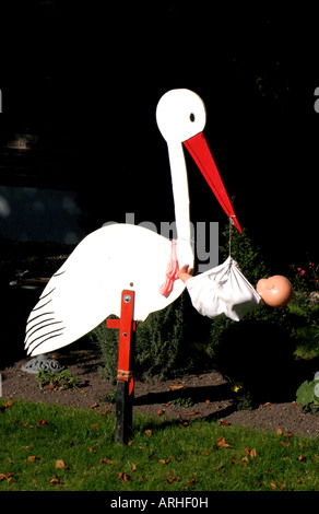 Cartello in legno di un neonato Bambino con una cicogna Paesi Bassi Olanda Foto Stock