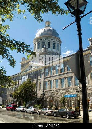 Una vista attraverso gli alberi per le Marche Bonsecours in Vieux Montréal, Québec Canada Foto Stock