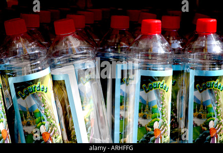 Bottiglie di acqua in vendita a Lourdes Francia 2007 Foto Stock