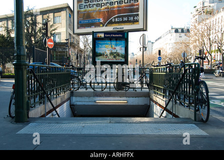 Immagine dell'ingresso alla stazione della metropolitana subito al di fuori delle gare d austerlitz a Parigi Francia Foto Stock