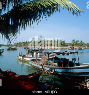 La pesca in barca sul fiume Sal nel tradizionale villaggio di pescatori di Betul, a sud di Goa, India Foto Stock