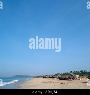 I pescatori locali di cattura di smistamento su Calangute Beach nel 1994, Nord Goa, India Foto Stock