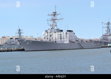 Arleigh Burke Class Destroyer USS Cole della marina degli Stati Uniti presso la Base Navale di Norfolk Virginia STATI UNITI D'AMERICA Foto Stock