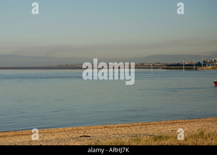 Una vista tranquilla attraverso il Wyre estuary dai Fleetwood per la Knott fine Foto Stock