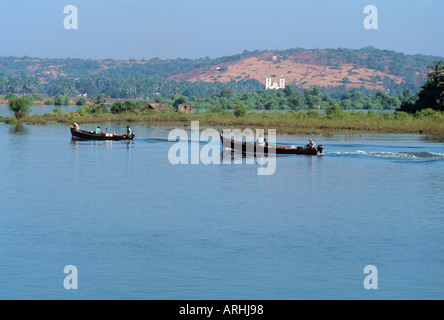 Barche da pesca sul fiume Mandovi vicino a Panaji (Panjim) Goa in India Foto Stock