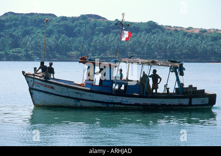 La pesca in barca sul fiume Sal, vicino al tradizionale villaggio di pescatori di Betul, a sud di Goa, India Foto Stock