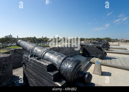 Il cannone sui bastioni con una vista sopra la città da un bastione, Castillo de San Marcos, St Augustine, Florida, Stati Uniti d'America Foto Stock