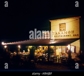 Taverna di notte, Kalamaki, Zante, Isole Ionie, Grecia Foto Stock