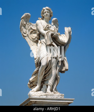 Statua del Bernini sul Ponte Sant Angelo, Fiume Tevere, Roma, Italia Foto Stock