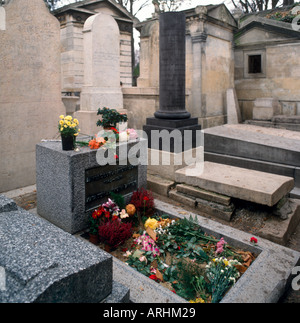 Alla tomba di Jim Morrison, cimitero Pere Lachaise, Parigi, Francia Foto Stock