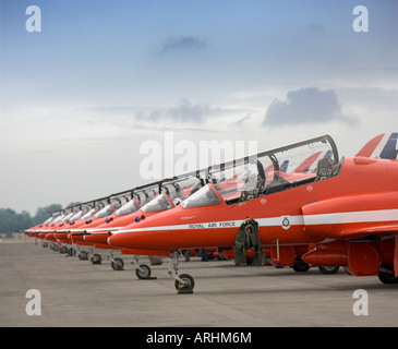 Le frecce rosse RAF display formazione team Hawk aeromobili parcheggiati tettoie aperte & Nasi allineati sulla piazzola Foto Stock