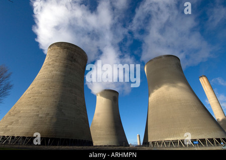 Nuvole di vapore aumento da torri di raffreddamento del doppio alimentate a carbone e la turbina a gas Didcot power station Oxfordshire England Regno Unito Foto Stock