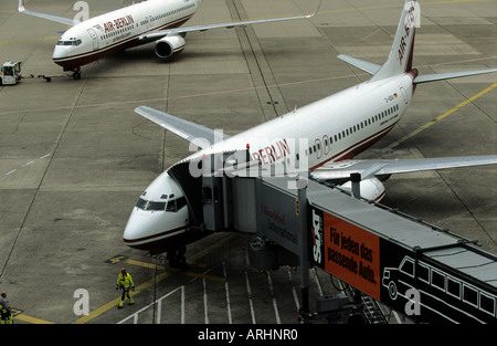 Air Berlin Boeing 737-800 aeromobili all'Aeroporto Internazionale di Dusseldorf, Renania settentrionale-Vestfalia (Germania). Foto Stock
