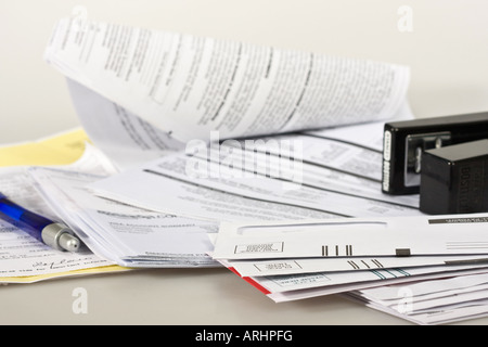 Lettere di finanza personale pile di bollette mensili famiglia dall'alto documenti posta dall'alto Vista dall'alto primo piano nessuno nessuno nessuno negli Stati Uniti alta risoluzione orizzontale degli Stati Uniti Foto Stock