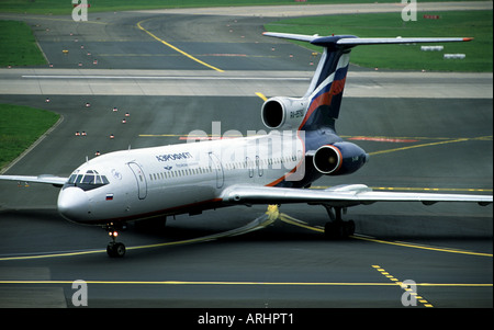 Aeroflot Tupolev Tu-154M sulla pista all'aeroporto internazionale di Dusseldorf, Renania settentrionale-Vestfalia (Germania). Foto Stock