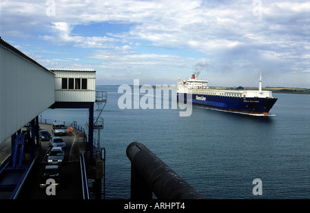 Le vetture vengono caricate su una nave traghetto al Porto di Harwich, Essex, Regno Unito. Foto Stock