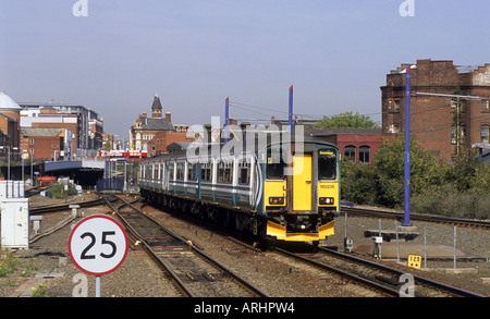 I treni centrali arrivano alla stazione di Birmingham Snow Hill, West Midlands, Inghilterra, Regno Unito Foto Stock