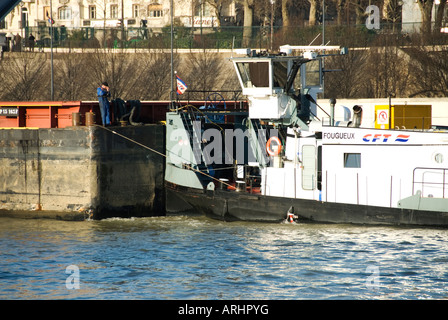 Una chiatta sul fiume Senna a Parigi Francia Foto Stock