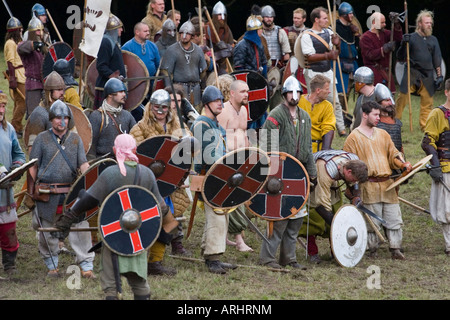 Guerrieri vichinghi bloccato in battaglia in una rievocazione festival in Danimarca Foto Stock