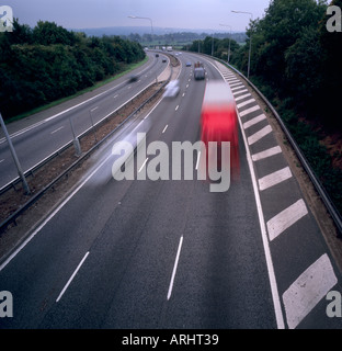 M25 Autostrada con sfocato red carrello passante. Foto Stock