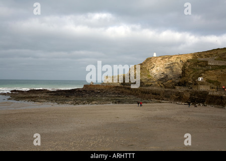 Una giornata di gennaio sulla spiaggia a Portreath, North Cornwall Foto Stock