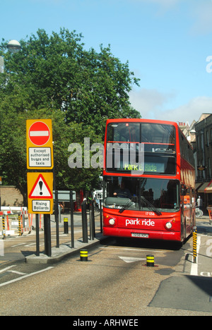 Cambridge University town park and ride bus entrando in zona a traffico limitato entrata controllata da automatizzato bitte in salita Foto Stock