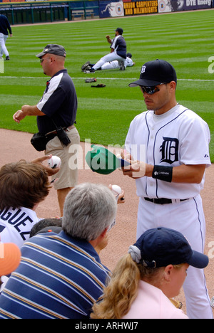 I giocatori firmare autografi prima di una tigre di Detroit Professional Major League Baseball Game al Comerica Park Detroit Michigan Foto Stock