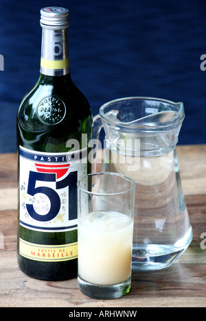 Bottiglia di francese pastis aperitivo con acqua brocca e vetro Foto Stock