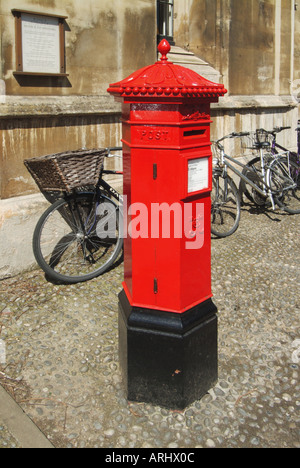 Università di Cambridge città di rosso royal mail casella postale al di fuori dei facchini Lodge at Kings College Foto Stock