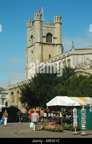 Università di Cambridge città grande St Marys Chiesa torre oltre la collina di mercato si spegne Foto Stock