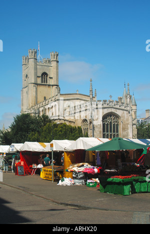 Università di Cambridge città grande St Marys Chiesa torre oltre la collina di mercato si spegne Foto Stock