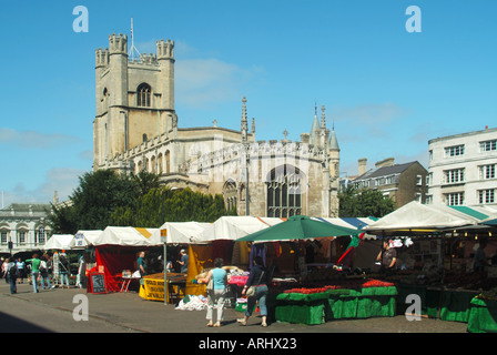 Università di Cambridge città grande St Marys Chiesa torre oltre la collina di mercato si spegne Foto Stock