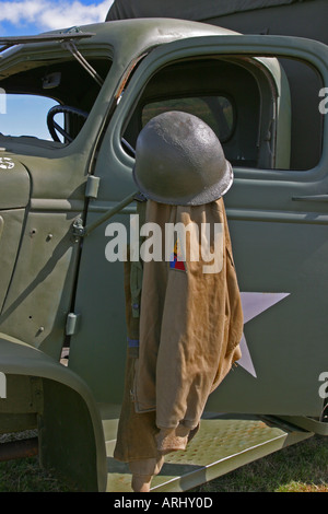 Seconda guerra mondiale us army truck, con il casco e la quinta divisione corazzate camicia Foto Stock