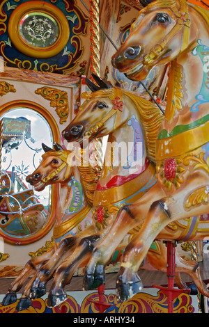 Dipinto di cavalli in legno in stile vittoriano rotatoria Fairground Ride Foto Stock