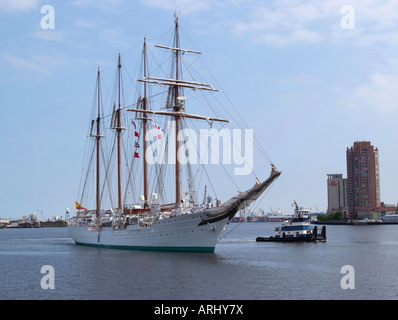 Addestramento alla vela di nave Juan Sebastian De Elcano della Royal Navy spagnolo con Rimorchiatore lasciando la porta a Norfolk Virginia STATI UNITI D'AMERICA Foto Stock