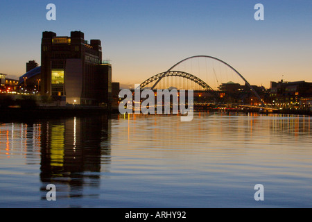 La Galleria d'arte Baltic Millennium Bridge e alto livello Bridge si riflette nel fiume Tyne Newcastle Gateshead Regno Unito Foto Stock