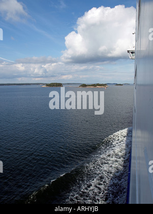 Vista dal ponte del traghetto per piccole isole sul Mar Baltico tra la Finlandia e la Svezia nell'archipel skerries di Turku Foto Stock