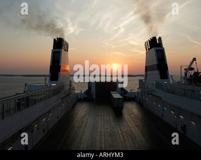 Carrello sulla vettura del ponte della nave traghetto Finnclipper di Finnlink sul passaggio dalla Finlandia alla Svezia nel tramonto Foto Stock