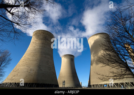 Nuvole di vapore aumento da torri di raffreddamento del doppio alimentate a carbone e la turbina a gas Didcot power station Oxfordshire England Regno Unito Foto Stock