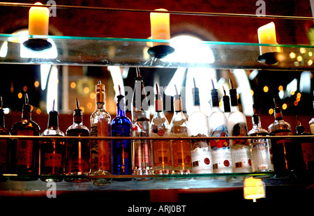 Bottiglie sul ripiano dietro il bar nel club di Liverpool Foto Stock