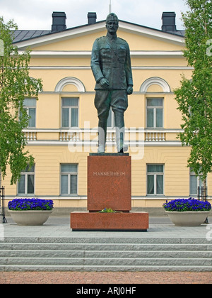 Statua del maresciallo Mannerheim sulla piazza del mercato di fronte al municipio di Mikkeli Finlandia Foto Stock