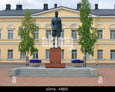 Statua del maresciallo Mannerheim sulla piazza del mercato di fronte al municipio di Mikkeli Finlandia Foto Stock